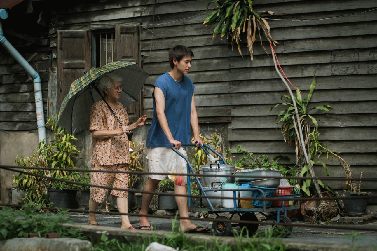 Netflix Akuisisi Film 'How to Make Millions Before Your Grandma Dies'