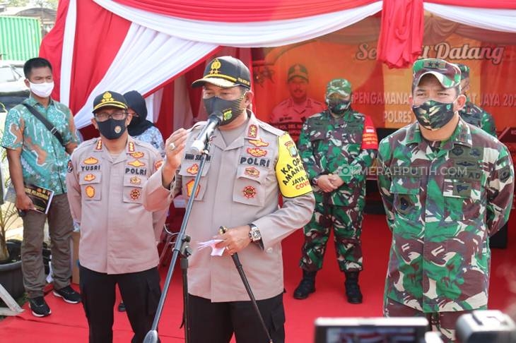 Kapolda Metro Jaya Irjen Nana Sudjana dan Pangdam Jaya Majyen Eko Margiyono mengunjungi pos penyekatan Kedungwaringin, Cikarang. (Foto: MP/Kanugrahan)