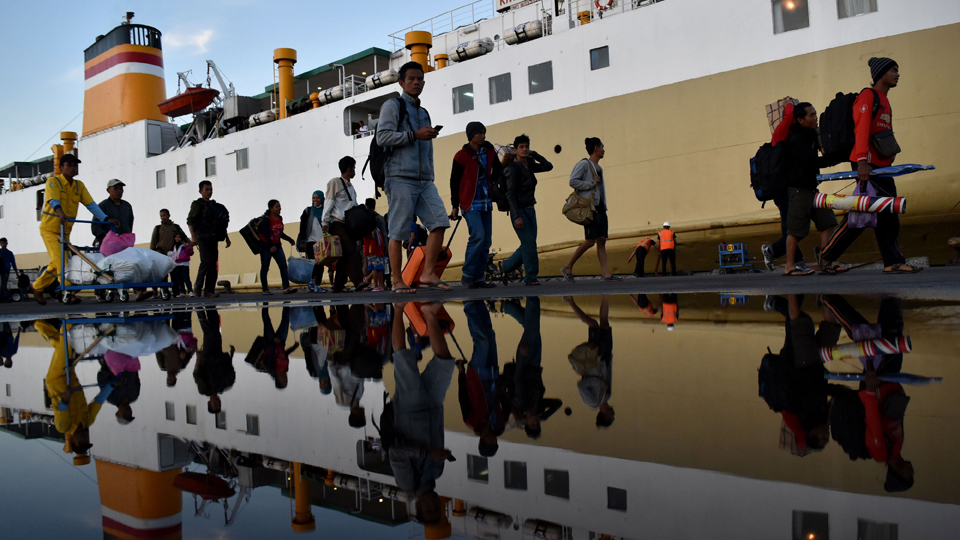 Sejumlah penumpang KM Egon asal Kumai Kalimantan Tengah berjalan usai tiba di Pelabuhan Tanjung Emas, Semarang, Jawa Tengah, Minggu (18/6). Foto: ANTARA FOTO/Aditya Pradana Putra