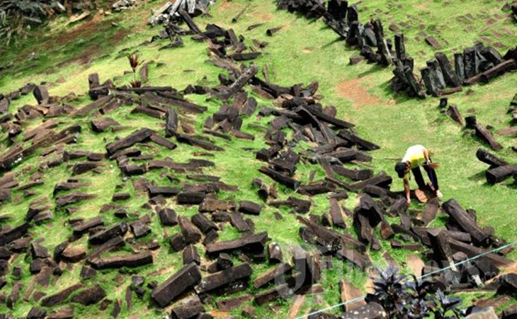 Batu-batu yang tergeletak di Situs Gunung Padang