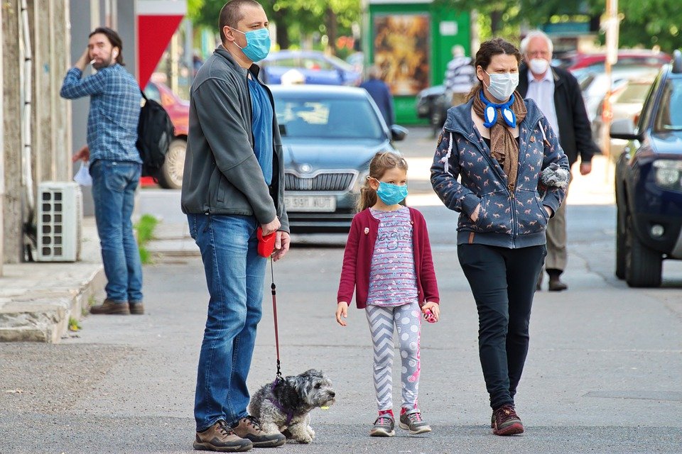 Pastikan anak selalu pakai masker. (foto- pixabay/mircealancu)
