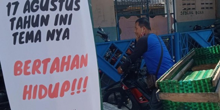 Seorang ASN Pemkab Klaten Jawa Tengah mencopoti selebaran terkait sindiran penanganan COVID-19, Rabu (18/8). (MP/Istimewa)