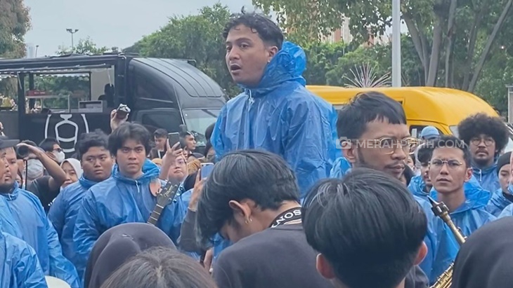 Sal Priadi Buka Synchronize Fest 2022 dengan Jas Hujan Biru
