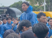 Sal Priadi Buka Synchronize Fest 2022 dengan Jas Hujan Biru