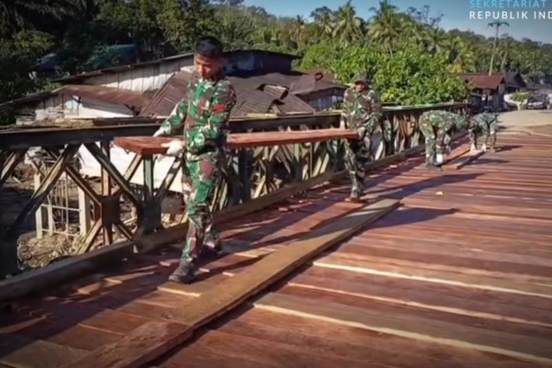 TNI Diperintahkan Percepat Pembangunan Jembatan Bailey Dalam Satu Pekan di Daerah Bencana 