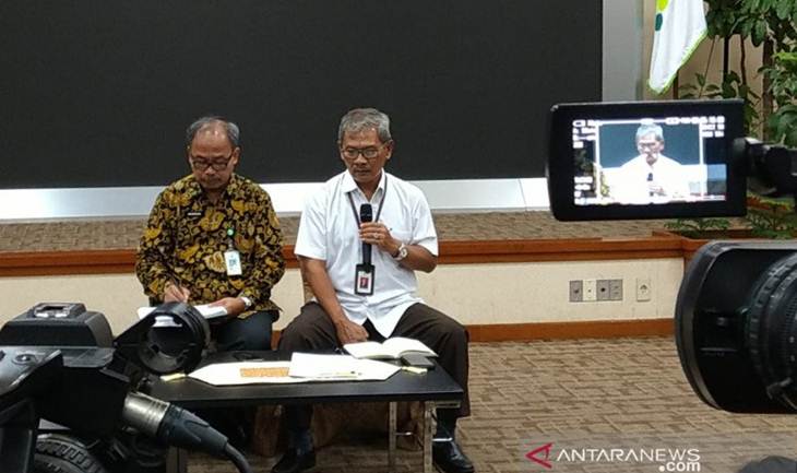Sekretaris Ditjen P2P Kemenkes sekaligus Juru Bicara Pemerintah terkait Penanganan Covid-19 Achmad Yurianto (kanan) memberikan keterangan pada media terkait perkembangan Covid-19 di Kementerian Kesehatan Jakarta, Selasa (3/3/2020). (ANTARA/Aditya Ramadhan)