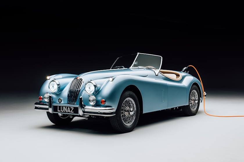 Resmi Menikah, Brooklyn Beckham Dihadiahi Jaguar XK140