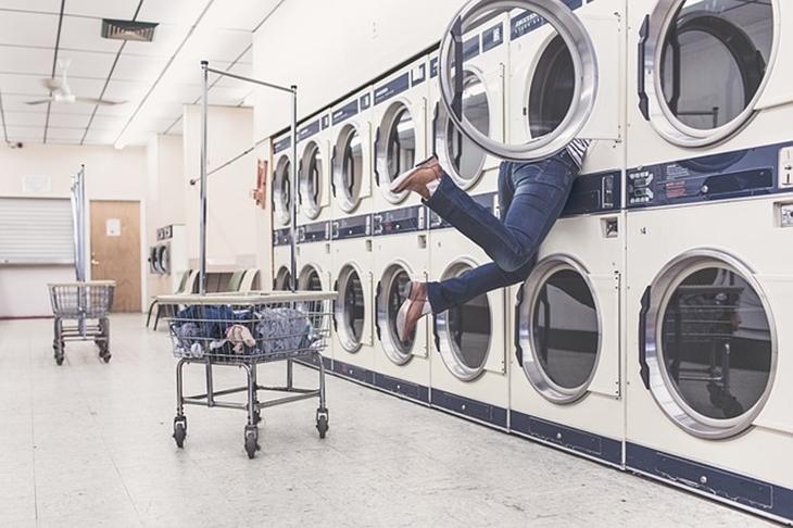 Trivia 2 _ Cuci baju di laundry (Foto_ Pixabay_Ryan McGuire)