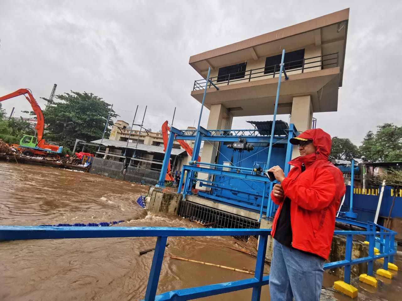 Jakarta Terendam Banjir, Anies Instruksikan Anak Buahnya Selamatkan Warga