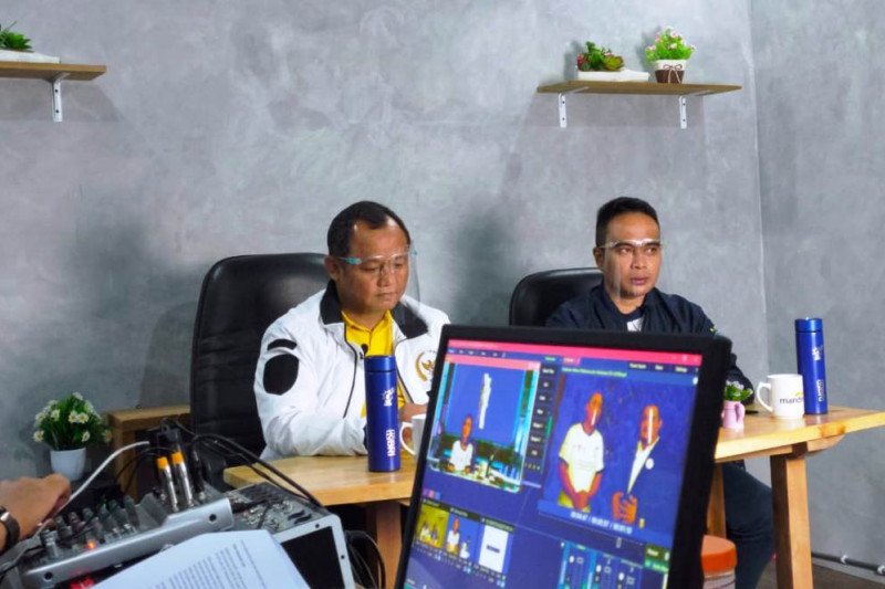 Ketua DPD AMPI Jatim, Pranaya Yudha Mahardika (kanan) bersama Ketua DPD I Golkar Jatim M Sarmuji saat pembukaan 'Youth E-sports Tournament 2021' secara virtual di Surabaya, Sabtu (17/04/2021). (ANTARA Jatim/Fiqih Arfani)