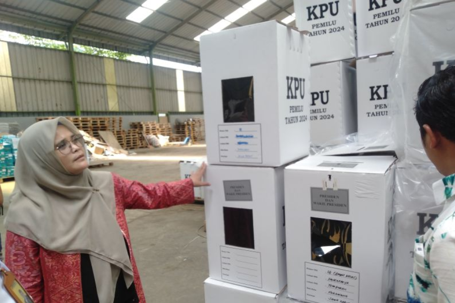 Bawaslu Temukan Gudang Logistik Pemilu di karawang Dibuat Main Bulu Tangkis