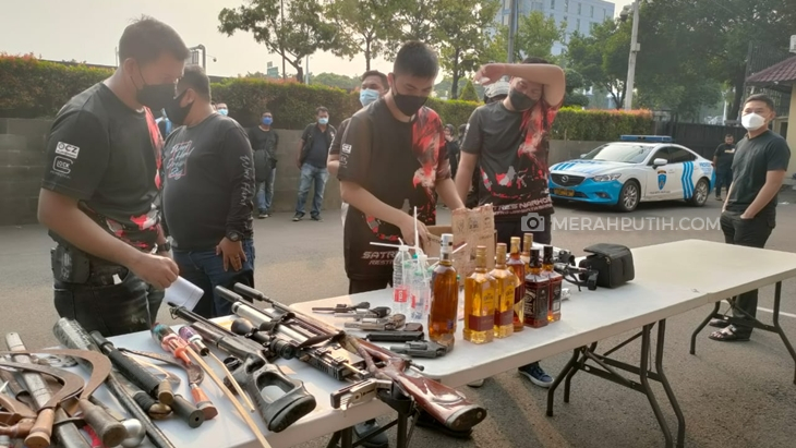   Polisi melakukan penggerebekan di Kampung Ambon Kompleks Permata, Kedaung Kali Angke, Cengkareng, Jakarta Barat, Sabtu (8/5). (Foto: MP/Kanugrahan)