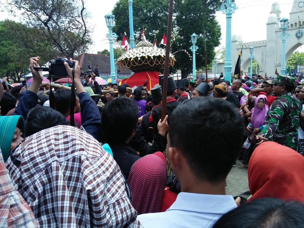  Puncak Garebeg Maulud, Keraton Kasunanan Surakarta Keluarkan Dua Pasang Gunungan