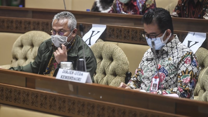 Ketua KPU Arief Budiman bersama Dirjen Otda Kemendagri Akmal Malik (kanan) mengikuti Rapat Dengar Pendapat (RDP) dengan Komisi II DPR, di Kompleks Parlemen Senayan, Jakarta, Senin (7/12/2020). RDP tersebut membahas tentang pengawasan pemungutan suara dan perhitungan suara pemilihan gubernur dan wakil gubernur, bupati dan wakil bupati serta walikota dan wakil walikota. ANTARA FOTO/Muhammad Adimaja/hp. (ANTARA FOTO/MUHAMMAD ADIMAJA)