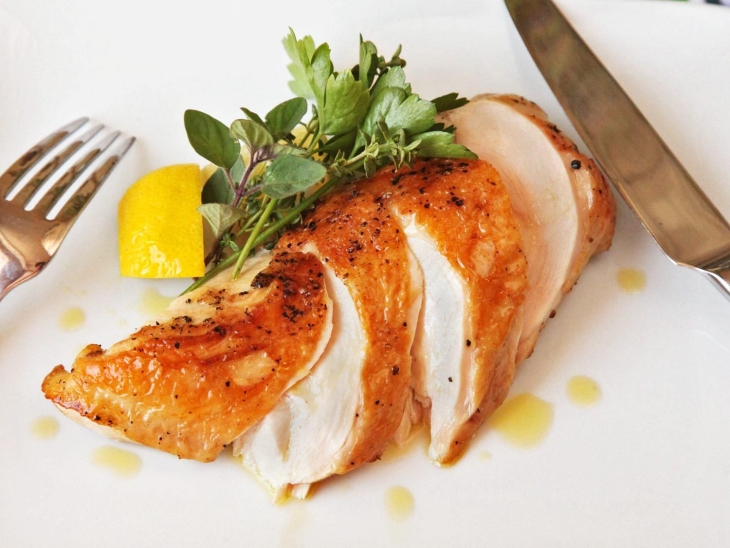 Dada ayam mengandung 60 miligram natrium. (Foto: Serious Eats)