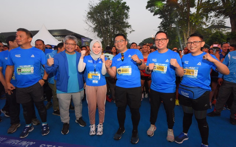 Ridwan Kamil bersama istrinya mengikuti ajang lari di Bandung