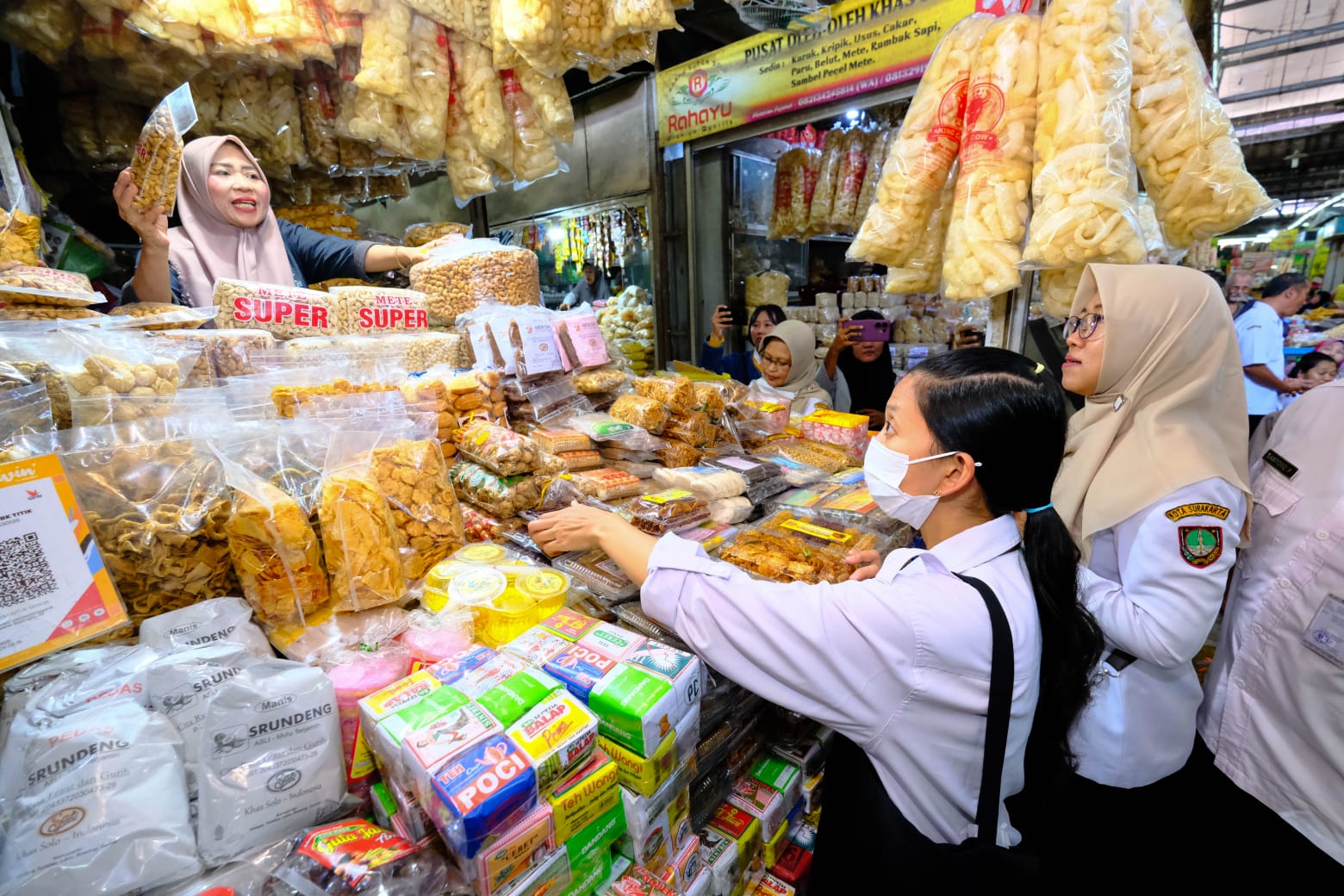 Sidak Jelang Lebaran 2026, Pemkot Solo Temukan Makanan Kedaluwarsa dan Kemasan Rusak di Pasar
