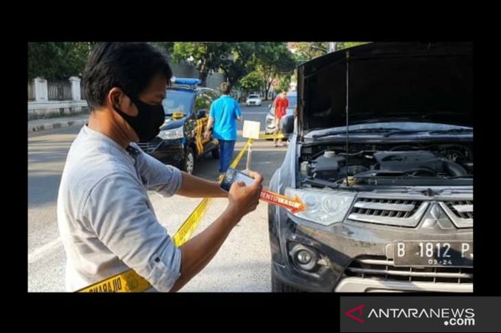 Mobil yang menjadi sasaran ledakan diduga bom rakitan di Jalan Adiwinata, Menteng, Jakarta Pusat, Minggu (5/7/2020) (ANTARA/HO-Dokumentasi Bongga Wangga)