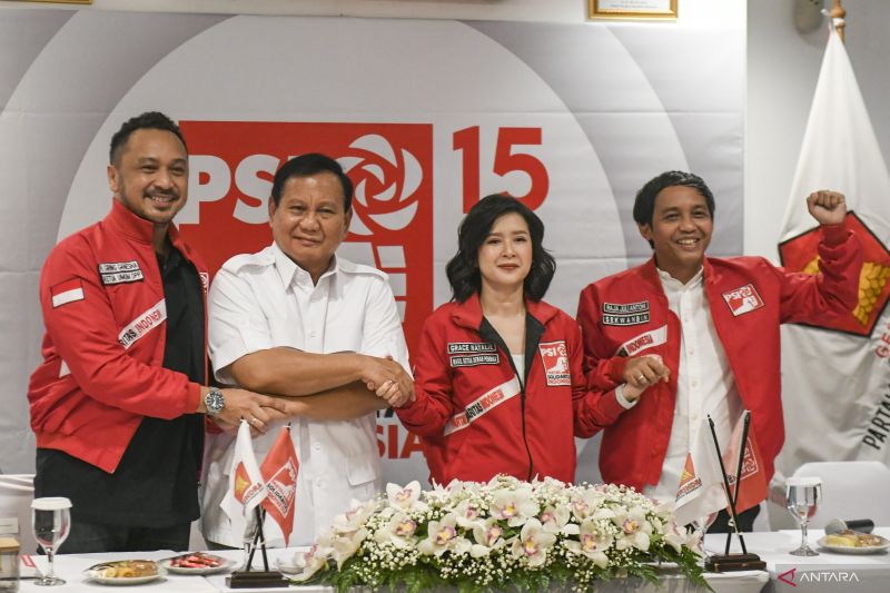 Ketua Umum Partai Solidaritas Indonesia (PSI) Giring Ganesha (kiri) bergandengan tangan dengan Ketua Umum Partai Gerindra Prabowo Subianto (kedua kiri), Wakil Ketua Dewan Pembina PSI Grace Natalie (kedua kanan) dan Sekretaris Dewan Pembina PSI Raja Juli Antoni (kanan) saat melakukan pertemuan di DPP PSI, Jakarta, Rabu (2/8/2023). ANTARA FOTO/Hafidz Mubarak A