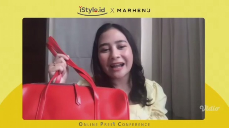 Prilly Latuconsina Dapat Tas Berbahan Kulit Apel