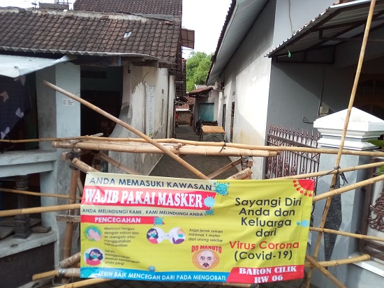 Petugas Linmas berjaga di Kelurahan Bumi, Kecamatan Laweyan, Solo, Jawa Tengah setelah diberlakukan  Lockdown, Senin (26/10). (MP/Ismail).