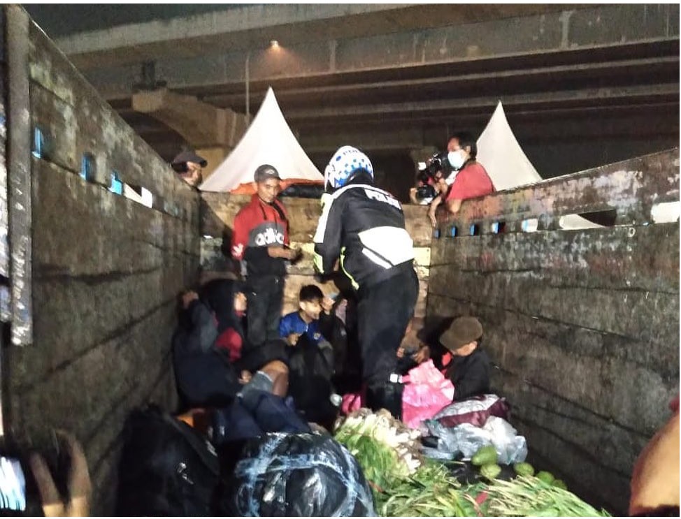 Polda Metro Gagalkan Pemudik yang Bersembunyi di Truk Muatan Sayur
