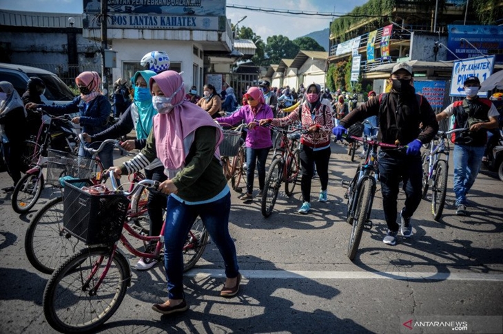 Ilustrasi - Sejumlah pegawai PT Kahatex berjalan keluar kawasan pabrik di Kabupaten Sumedang, Jawa Barat, Rabu (17/6/2020). ANTARA FOTO/Raisan Al Farisi/aww. (ANTARA FOTO/RAISAN AL FARISI)