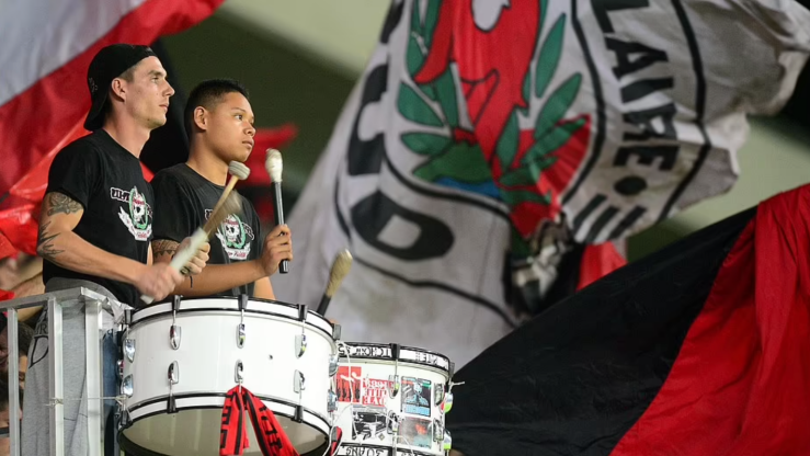 Memukul drum sebagai bentuk ikatan komunitas. (Foto Daily Mail)