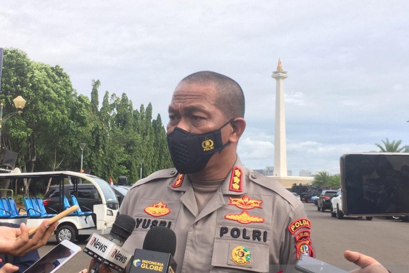 Kabid Humas Polda Metro Jaya Kombes Pol. Yusri Yunus saat menyampaikan keterangan pers di Monumen Nasional (Monas), Jakarta Pusat, Jumat (18/12/2020). (ANTARA/Fianda SR)
