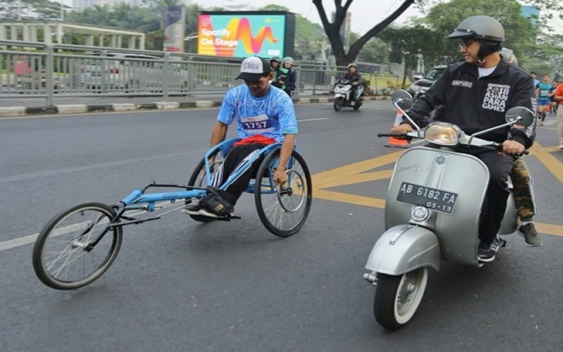 Gubernur Anies sering melakukan tur dengan vespa tua milik ayahnya