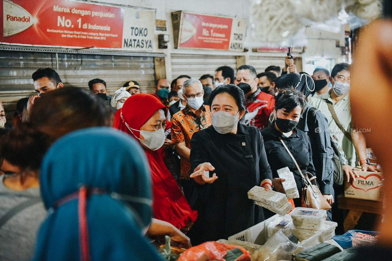 Kunjungi Pasar Tambahrejo, Puan Maharani Borong Nogosari dan Ikut Jualan Tempe