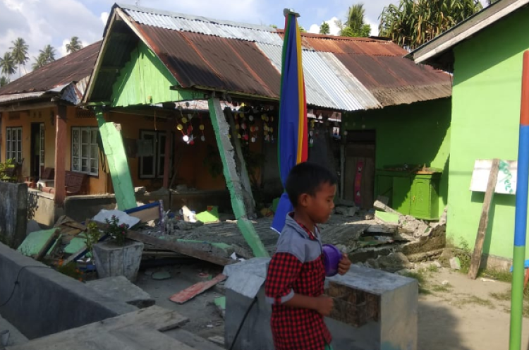 Usai Diguncang Gempa, Umat Kristiani Merayakan Natal di Tenda Darurat