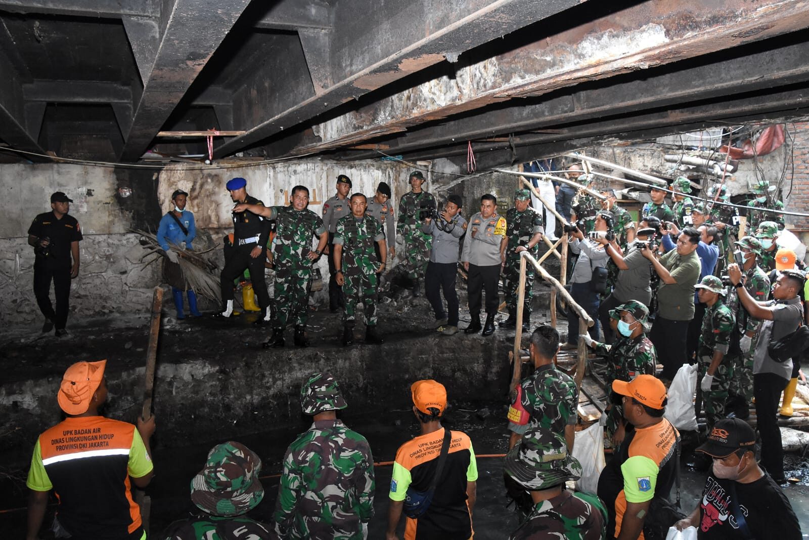 Kepala Staf Angkatan Darat Jenderal TNI Maruli Simanjuntak, M.Sc., terjun langsung memimpin pembersihan Sungai Krukut. (Foto: TNI AD)