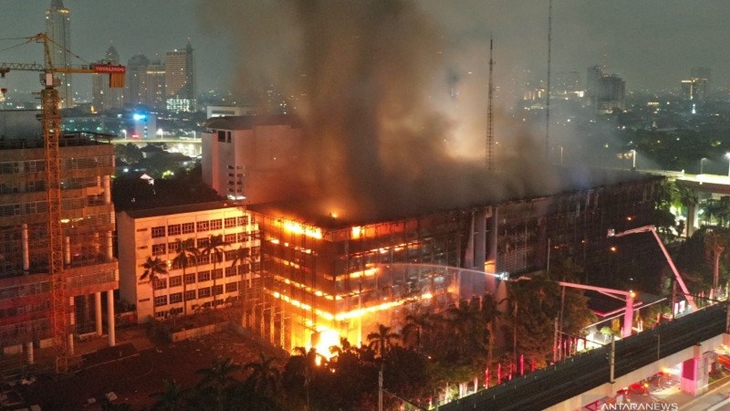 Foto udara gedung utama Kejaksaan Agung yang terbakar di Jakarta, Minggu (23/8/2020). ANTARA FOTO/Aditya Pradana Putra/wsj.