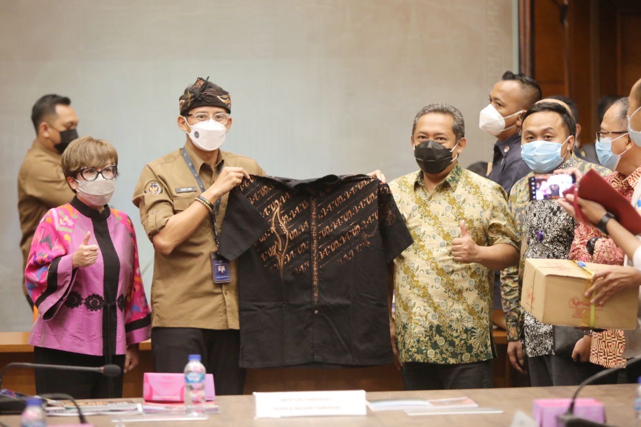 Menparekraf Sandiga Uno dan Wakil Wali Kota Bandung. (Foto: Antara)