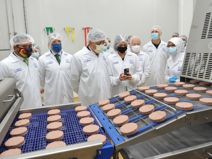 Produksi patty burger nabati menjadi salah satu produk inovasi di Asia Tenggara (Foto: greenqueen.com)