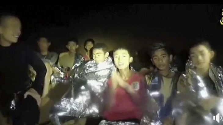 Dua belas anak bersama pelatih mereka berhasil diselamatkan