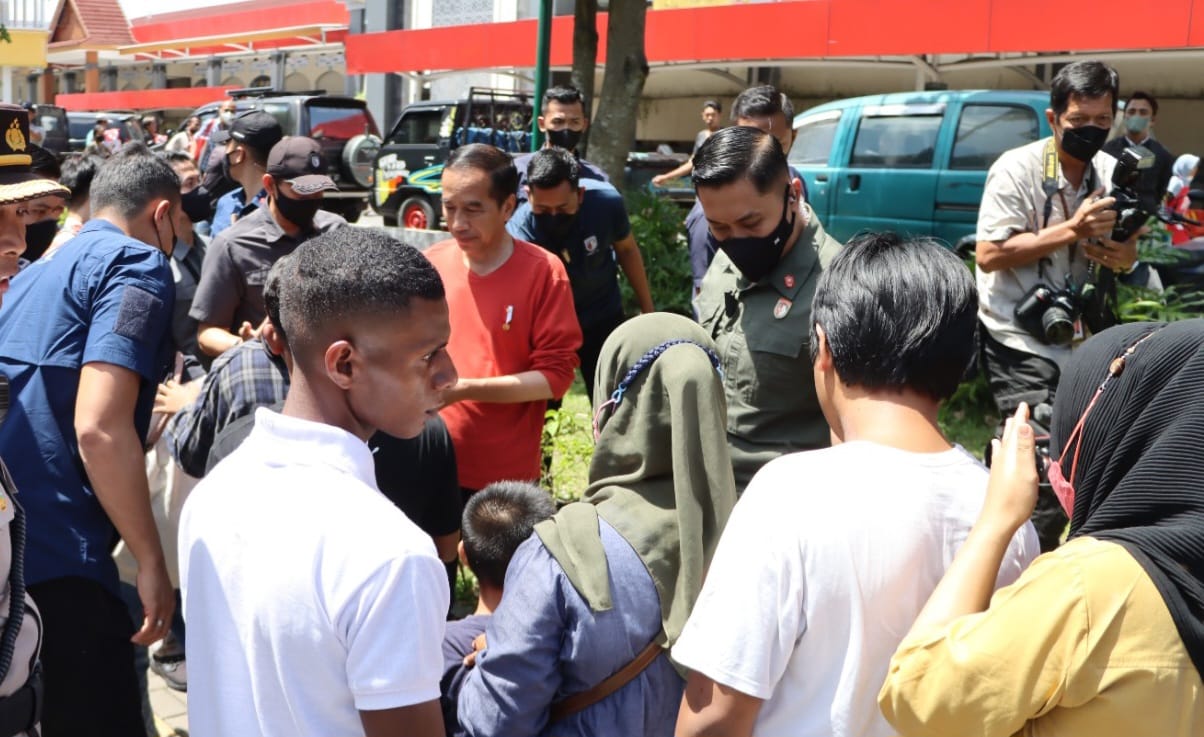 Jokowi Bagikan 900 Paket Sembako dan Amplop di Solo