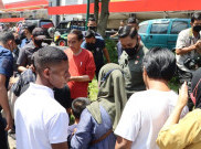 Jokowi Bagikan 900 Paket Sembako dan Amplop di Solo