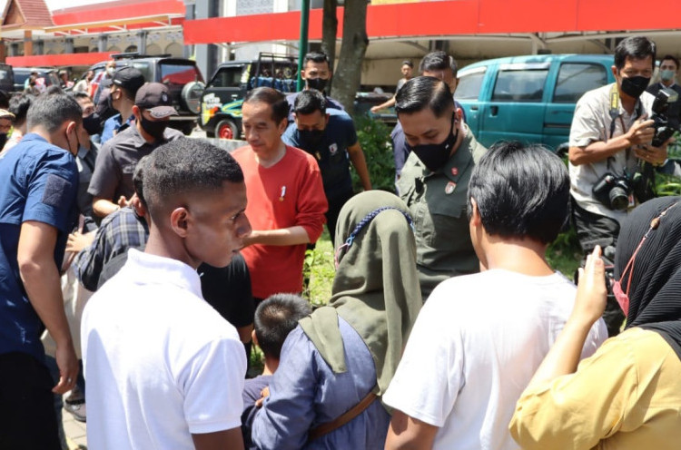 Jokowi Bagikan 900 Paket Sembako dan Amplop di Solo