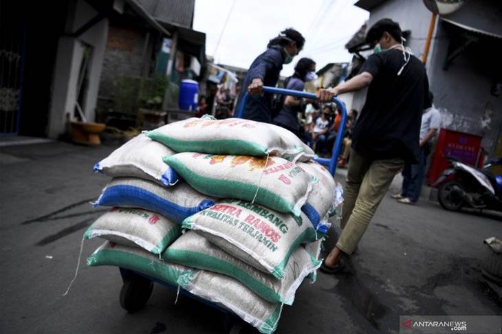 Petugas RT setempat membawa paket bantuan sosial dari pemerintah untuk disalurkan ke warga di kawasan Koja, Jakarta, Sabtu (2/5/2020). Kementerian Sosial akan menyalurkan 1,8 juta paket bantuan Khusus Presiden ke masyarakat di wilayah Jakarta, Bogor, Depok, Tangerang, dan Bekasi (Jabodetabek). ANTARA FOTO/Hafidz Mubarak A/hp.