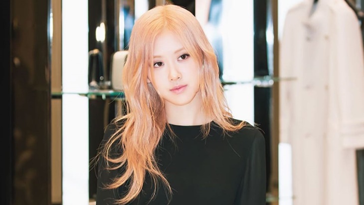 Selalu Dibawa ke Mana-mana, Intip Isi Tas Rosé BLACKPINK