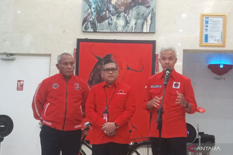 Gubernur Jawa Tengah Ganjar Pranowo (kanan) saat memberikan keterangan kepada wartawan di Kantor DPP PDI Perjuangan, Jakarta, Senin (24-10-2022). ANTARA/Tri Meilani Ameliya