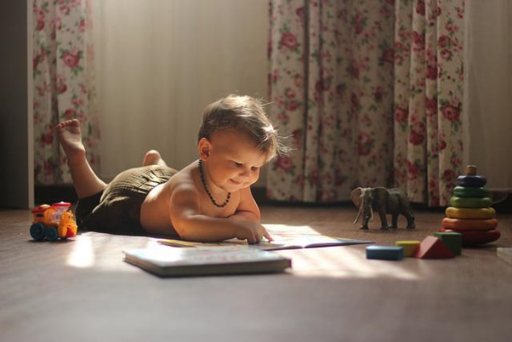 Alihkan perhatian bayi dengan mainan bermutu. (Foto: Pixabay/katerinakucherenko)