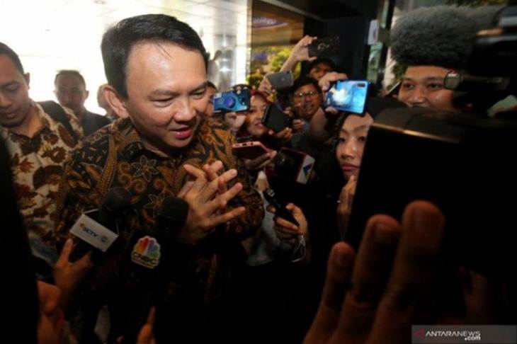 Basuki Tjahaja Purnama atau Ahok menjawab pertanyaan wartawan saat tiba di Kantor Kementerian BUMN, Jakarta, Senin (25/11/2019). Kehadiran Ahok di Kementerian BUMN untuk menerima surat keputusan (SK) menjadi Komisaris Utama PT Pertamina (Persero). ANTARA FOTO/Hiro/aww.