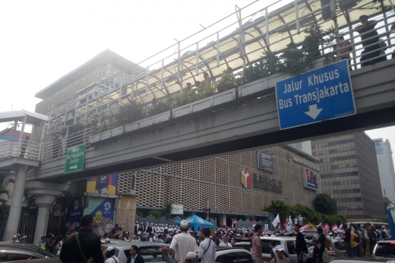 Massa berkumpul depan Kantor Bawaslu RI