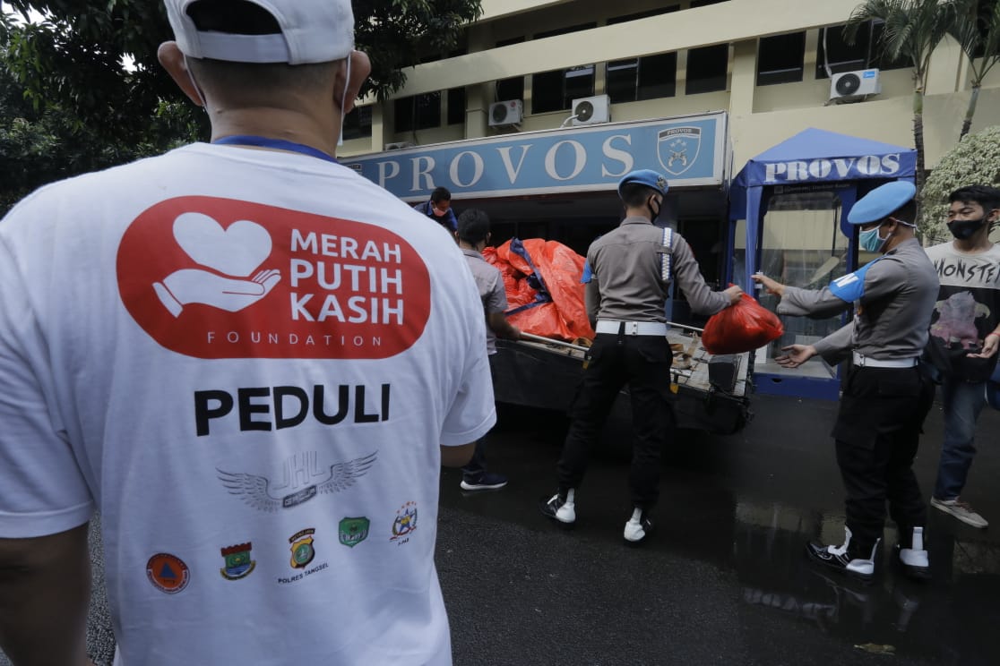 JHL Group Salurkan Bantuan Ratusan Paket Sembako Lewat Mabes Polri