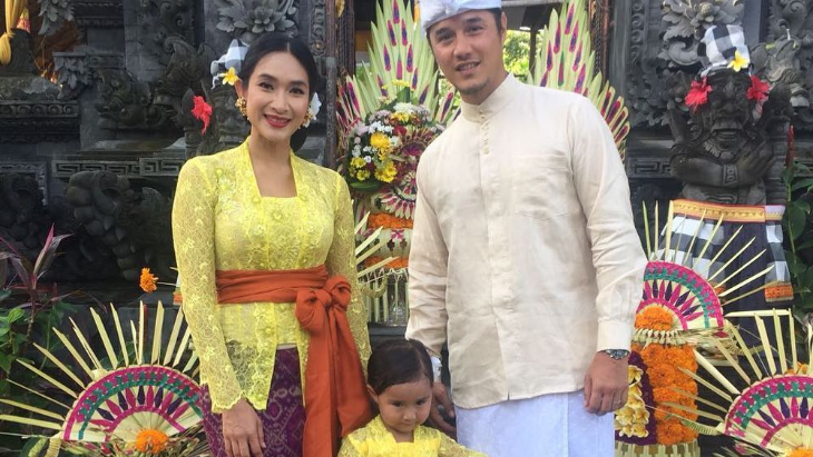 Happy Salma dan keluarga