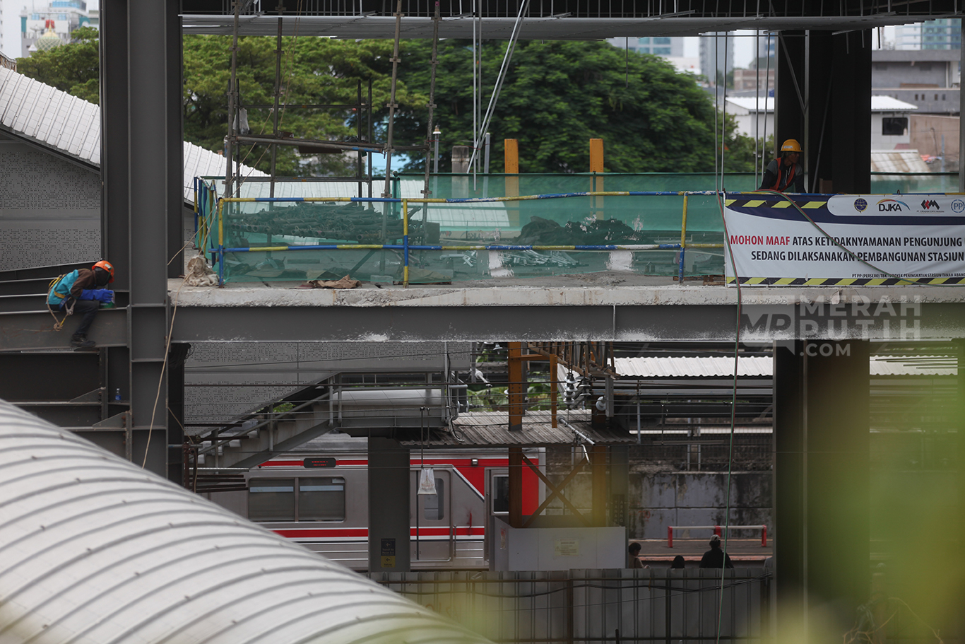 Aktivitas pekerja menyelesaikan proyek pengembangan Stasiun Tanah Abang di Jakarta, Jum'at (17/1/2025).