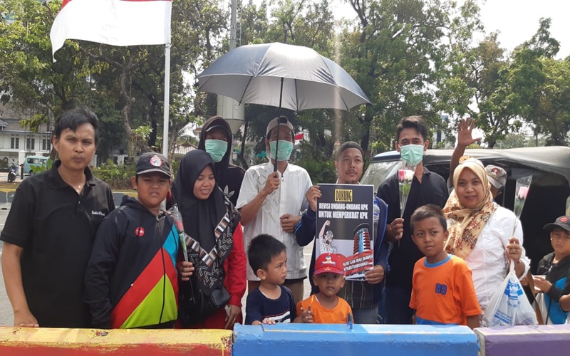Massa yang menamakan diri Rakyat Peduli KPK serukan agar KPK diawasi